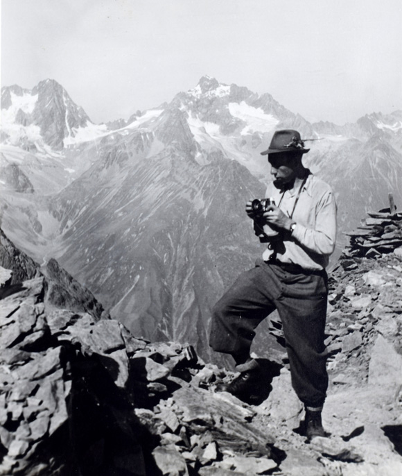 Konrad Sommer fotografierend, Schwarz-Weiß-Fotografie, um 1950 